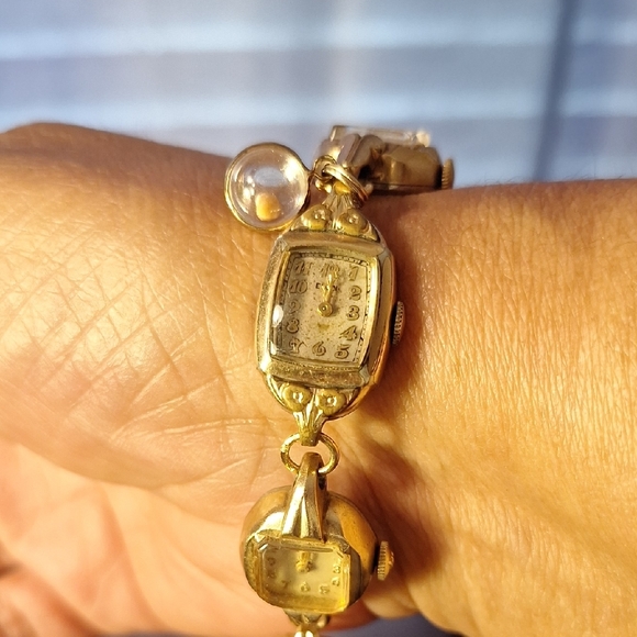 Vintage Gold Watch Bracelet - Picture 13 of 16
